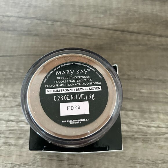 Mary Kay Silky Setting Powder (Medium Bronze) - Picture 3 of 3